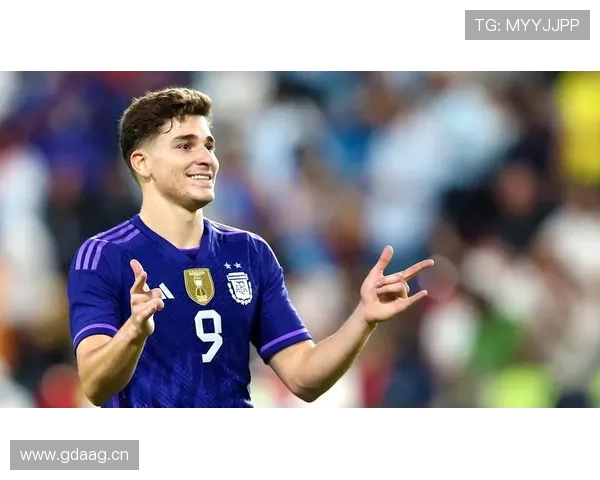 阿尔瓦雷斯：从河床新星到曼城多面手的生涯阶段与角色演变解析