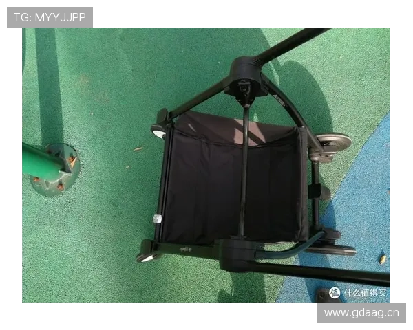 费德勒退役后每天喝三杯手冲咖啡，球拍换成了遛娃推车